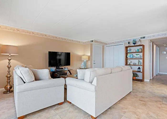 Breathtaking Bayfront Escape In Ocean - Steps To Beach, Pool, & Attractions Holiday home *