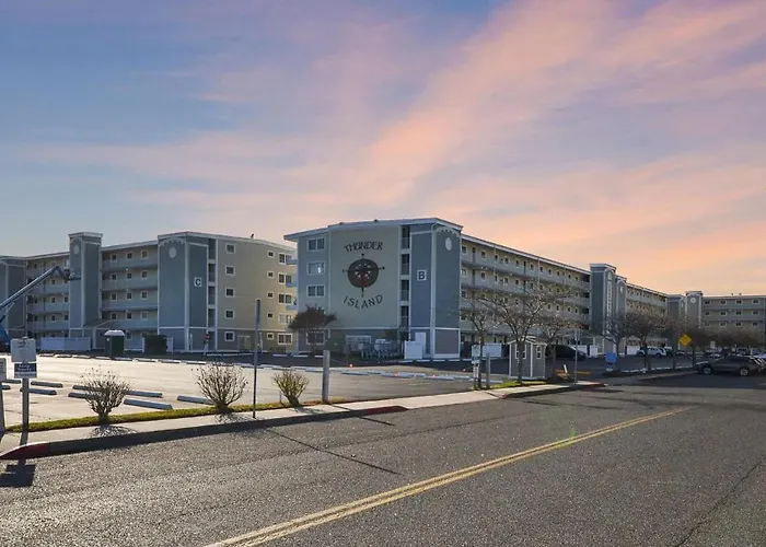 Breathtaking Bayfront Escape In Ocean - Steps To Beach, Pool, & Attractions Ocean City